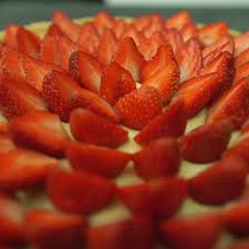 Profitez De La Pleine Saison Des Fraises De Mai A Aout Pour Confectionner Une Delicieuse Recette De Tarte Aux Fraises S In 2020 Dessert Salads Food Side Recipes Easy