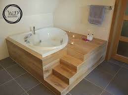 Habillage En Plaque Chene D Une Baignoire D Angle Avec Escalier Idee Salle De Bain Baignoire Angle Salle De Bain Bois