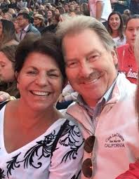 If you're an NFL fan ready to jump ship, Fan Switch has you covered —  because, as they say, Loyalty is for Losers 🤣 @whitneycummings