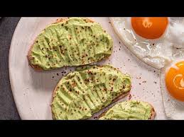 Pentru că usturoiul este bun pentru întărirea sistemului imunitar, prevenirea cancerului și în lupta cu bacteriile și virușii! Crema De Avocado Cu Branza De Vaci Si Usturoi Youtube Cooking Recipes Avocado Cooking