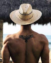 40 Kleine Tattoo Designs Fur Manner Mit Tiefen Bedeutungen Tattoos Tattoosformen Small Eagle Tattoo Small Tattoos For Guys Back Tattoos For Guys