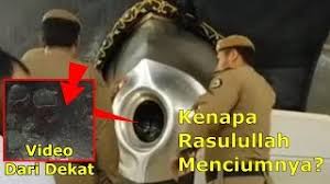 Hajar aswad adalah batu yang menjadi tujuan banyak muslim ketika menunaikan ibadah haji. Lihat Wujud Hajar Aswad Di Ka Bah Dari Dekat Sejarahnya Serta Alasan Menciumnya Youtube