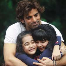 Kulfi Kumar Bajewala S Mohit Malik Injures Himself On The Sets Of The Show Watch Video In 2020 Kulfi New Gossip Cute Baby Photos #goodtimes #goofy mohit malik is with sachin yaduvanshi and 15 others. pinterest