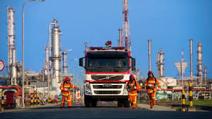 Kilang minyak pt pertamina ru vi balongan, kabupaten indramayu, jawa barat, terbakar pada senin dini hari ini. Khd6wkktjk41km