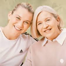 We're delighted to share this heartwarming @playerstribune piece, titled  “Hi Lessi”, featuring Carol, the mom of England forward Alessia Russo! 🦁  “We had no idea, did we, that it would lead to