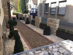 Hauseingang Mit Gabionen Gestaltet Abgrenzung Des Grundstucks Gabionen Gabionenzaun Garten Terrasse