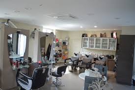 Lieu de détente et de relaxation , coiffeuse à l'écoute. Accueil Elegance Coiffure Elegance Coiffure