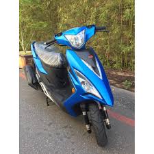 台灣燃油機車大廠 kymco，今天發表多輛新款 125 等級電動機車，包括 s7 以及 s7r，其性能表現已經可與 gogoro 旗下車款相當。 光陽表示，ionex 3.0 提供多元的能源補充方式，有充電版及換電版可選擇。 Kymco å…‰é™½æ©Ÿè»Švjr 125 é›™ç¢Ÿç‰¹ä»•ç‰ˆ æ©Ÿè»Š æ–°å¤ä¿å›ºåœ¨æ—‹è½‰æ‹è³£
