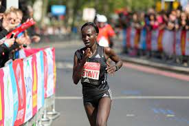 Il 19enne ugandese, nella polacca gdynia, vola in 58'49, la keniana fa il primato del mondo in gara solo femminile (1h05'16). Qual E Il Record Mondiale Di Maratona Femminile