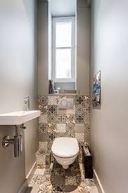 Carreaux De Ciment Poses Au Mur Dans La Continuite Du Sol Deco Toilettes Decoration Toilettes Deco Salle De Bain