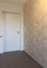 Treppenhaus Mit Beiger Tapete Mit Farnen Moderne Wohnung Treppe Haus Wohnzimmer