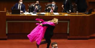 *el casi seguro presidente de la jucopo para la próxima legislatura mexiquense asegura que el personal de base, la base trabajadora, de la cámara de diputados mantendrá su empleo. Pamela Jiles Y Los Memes Que Dejo Su Celebracion Con Capa Rosa A Lo Naruto En El Congreso