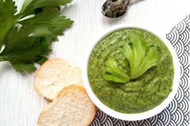 Se andrete in piemonte sentirete chiamarla bagnet verd, si tratta della salsa verde la cui ricetta appunto ha origini piemontesi. Salsa Verde Di Foglie Di Sedano Cucinoconpoco It