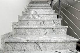 Moder­ne trep­pen­be­lä­ge sind in ver­schie­de­nen mate­ria­li­en und far­ben erhält­lich und eine trep­pen­re­no­vie­rung ist ohne viel bau­schmutz und auf­wand erle. Schmitt Steinmetz Gmbh Treppen