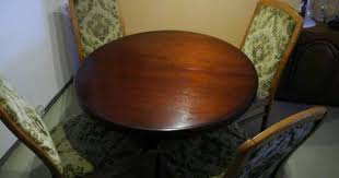 Runder Esstisch Mit 4 Stuhlen In Halle Runder Esstisch Esstisch Esstisch Dekor