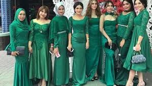 Baju pengantin warna hijau mint hairstylegalleries.com , kita pun guna warna hijau emerald gak untuk baju kahwin persalinan , dengan warna hijau zamrud yuk, ladies! Bak Zamrud Khatulistiwa Kebaya Brokat Modifikasi Bernuansa Hijau Ini Bisa Bikin Kamu Memukau