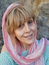 Hello everybody! This is for those who love 🦜🦜🦜 I have a wonderful  loving couple, but I have to sell them because I need to leave the island!  I sell with a