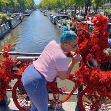 Ma prawie 60 lat i zarabia na seks-fotkach. Namówiła ją... córka