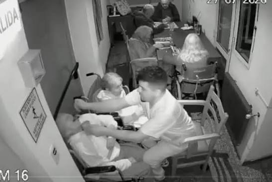 AHORA 🚨 HORROR EN UN GERIÁTRICO: IMPUTARON AL CUIDADOR POR PEGARLE E INSULTAR A DOS ANCIANAS Salieron a la luz escalofriantes imágenes de las cámaras de seguridad que muestran el maltrato a
