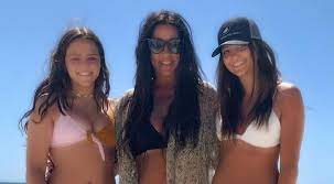Country singer Sara Evans poses in bikini alongside her teen daughters:  'Looking young enough to be their sister'