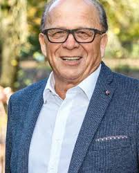 BERICHTE, MEINUNGEN UND PORTRÄTS