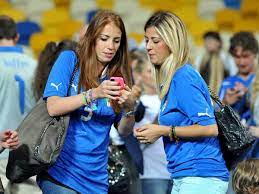 Browse 12,764 giorgio chiellini stock photos and images available, or start a new search to explore. Carolina Bonistalli Li Freundin Von Juves Innenverteidiger Giorgio Chiellini Und Claudia Marchisio Die Ehegattin Von Claudio Marchisio Bestaunen Vermutlich Bilder Ihrer Idole Auf Dem Handy