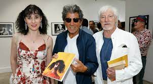 Hugues aufray et sa femme n'ont jamais parlé de séparation, la relation du chanteur n'inquiète apparemment pas hélène faure. La Double Vie Assumee D Hugues Aufray Helene Au Foyer Muriel Pour L Accompagner Gala