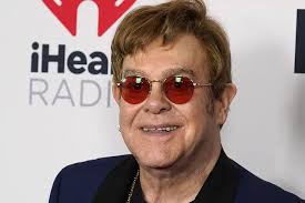 Quién ha regalado un pene gigante de mármol a Elton John por su 74  cumpleaños?