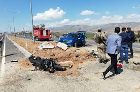 Şırnak'ın silopi ilçesinde otomobil ile minibüsün çarpışması sonucu 2 kişi öldü, 4 kişi yaralandı. Cizre De Motosikletiyle Otomobile Carpan Polis Memuru Hayatini Kaybetti Sirnak Haberleri