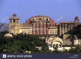Es ist ein teil des riesigen stadtpalasts der hiesigen maharajas.das den verschwenderischen lebensstil der rajputenfürsten dokumentierende lustschloss wurde von maharaja sawai pratap singh im jahr 1799 erbaut und gilt als eine. Ruckseite Der Hawa Mahal Palast Der Winde Jaipur Rajasthan Indien Stockfotografie Alamy