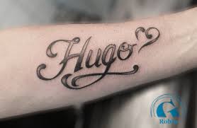 Cet homme a les 2 bras tatoués: Tatouage Prenom Graphicaderme