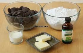 12 adet yumurta, 1 su bardağı pudra şekeri ile çırpılarak karıştırılır. Pratik Pudra Sekerli Cikolatali Tatli Resimli Tarifi Nazarca Com