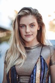 Carolyn Samuelson's Instagram, Twitter & Facebook