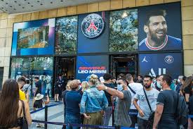 El papel de leonardo en el psg y la presentación en la torre eiffel. Rbe74bmviikfwm