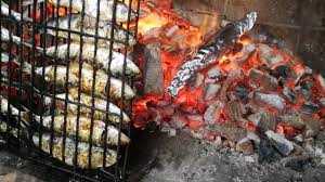 Con sencillos pasos es posible prepararlas a las brasas, en una parrilla o plancha y disfrutar de su sabor intenso. Bonito Y Sardinas Asadas A La Brasa Comidas Sanas Y Familiares Youtube