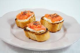La ricetta che oggi vi proponiamo, è un piatto semplice da realizzare facilmente in casa, con l'aggiunta di ingredienti genuini che potete reperire al supermercato. Crostini Di Salmone Affumicato E Philadelphia Smoked Salmon Crostini Paperblog