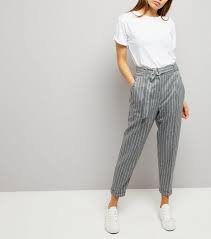 Pantalon noir à pince taille haute (46) acheté chez new look. Pantalon Ajuste Gris A Rayures Avec Ceinture New Look Pinstripe Pants Tapered Trousers Pinstripe Pants Outfit
