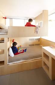Eine Moderne Chalet Mit Ungewohnlicher Mobel Wand Zimmer Fur Zwei Kinder Kinderschlafzimmer Hochbetten Kinderzimmer