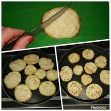 Tagliare le melanzane ed inciderle. Melanzane Grigliate Al Microonde Col Crisp