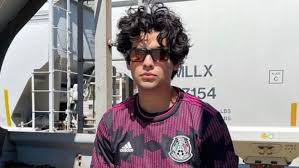 El delantero causará baja de la concentración de la snm. Xolo Mariduena Protagonista De Cobra Kai Posa Con La Nueva Playera De La Seleccion Mexicana Marca