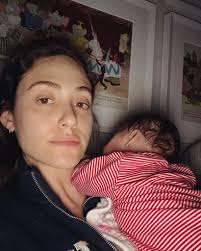 Albtraum": Emmy Rossums Tochter wäre fast im Taxi gekommen