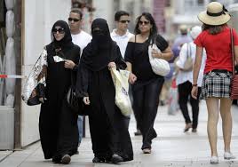 La france a interdit le port de la burqa et du niqab en 2010. L Initiative Anti Burqa Est Acceptee Radio Lac