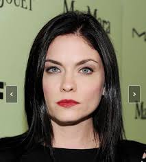 Jodi Lyn O'Keefe is who I picture as Scratch. Their voices even sound  similar