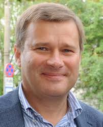 Frozen-Density Embedding Strategy for Multilevel Simulations of Electronic  Structure