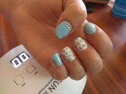 Las uñas con esmalte semipermanente se realizan con una mezcla de esmalte y de gel acrílico el cual se aplica sobre la uña y se seca con una lámpara con rayos ultravioleta. Facebook