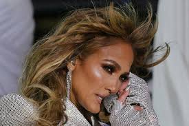Jennifer lopez said she dated someone in her early 20s who encouraged her to get botox, speaking in a new interview with elle. Jennifer Lopez Mit Tranen In Den Augen Ins Jahr 2021 Brigitte De