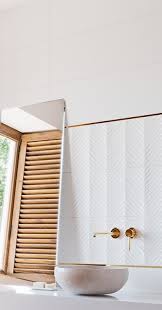 The ceramic company is managed in alcora. Ceramicas Aparici
