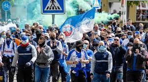 Vor dem ostseestadion feierten weitere 3000 fans. Hansa Rostock Lubeck 22 05 2021