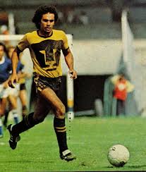 En el 2000 fue declarado por la iffhs como el mejor futbolista mexicano del siglo xx, el mejor futbolista del siglo xx en concacaf y el número 26 del mundo en el siglo xx. Hugo Sanchez Of Unam Mexico In 1981 Pumas Pumas Unam Balon De Futbol