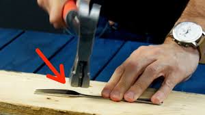 Il Aplatit Une Fourchette Avec Un Marteau Le Resultat Est Bluffant Youtube Porte Manteau Palette Tabouret En Beton Marteau